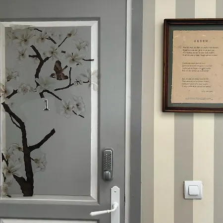 莱斯杜伊勒里宫尚特卢酒店 招待所 *