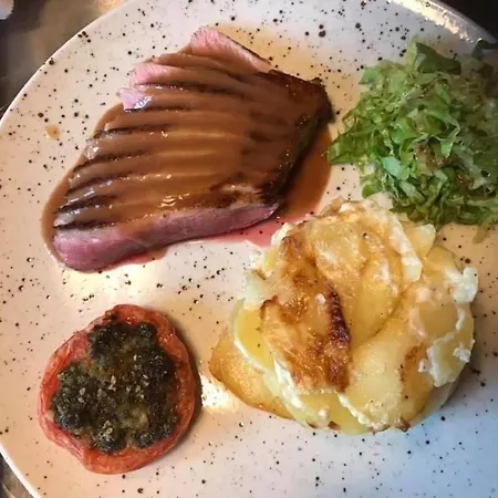 莱斯杜伊勒里宫尚特卢酒店 La Roche-Chalais