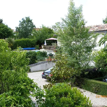 Konukevi Les Tuileries De Chanteloup 4*